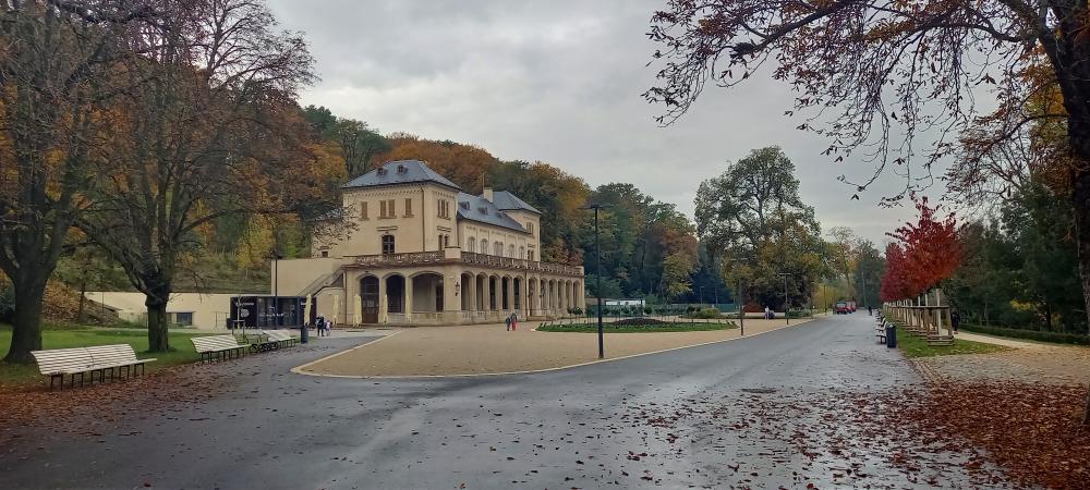 3200490_Podzimní proměna květinových záhonů na parteru před Šlechtovou restaurací