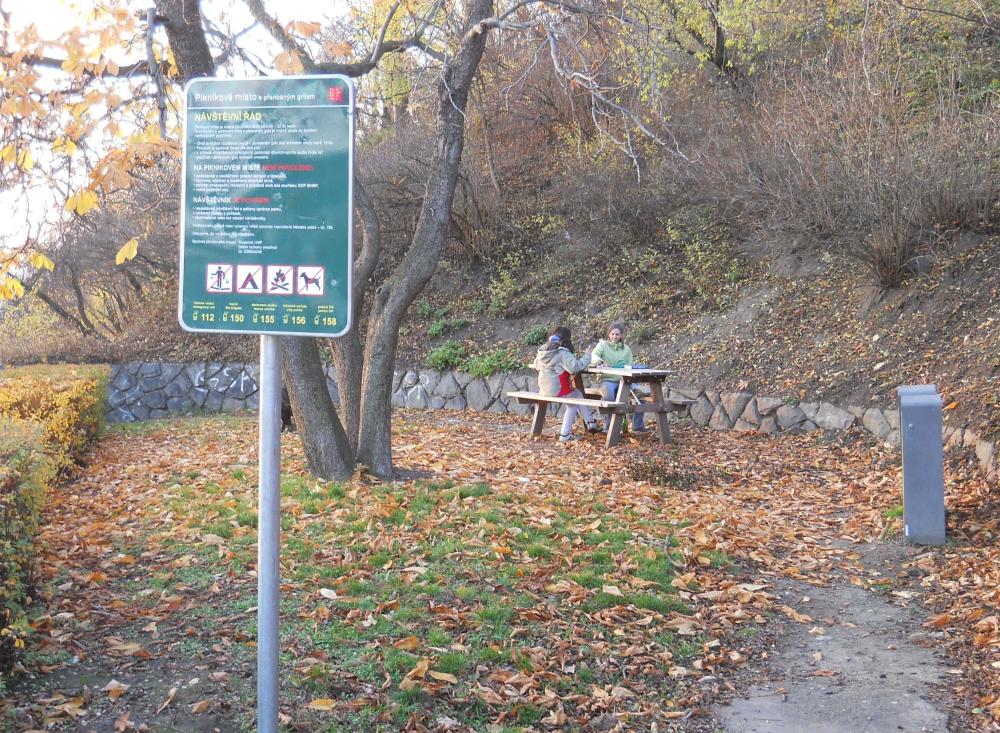 Piknikové místo s přenosným grilem (vrch Vítkov, "Karlínské" piknikové místo)