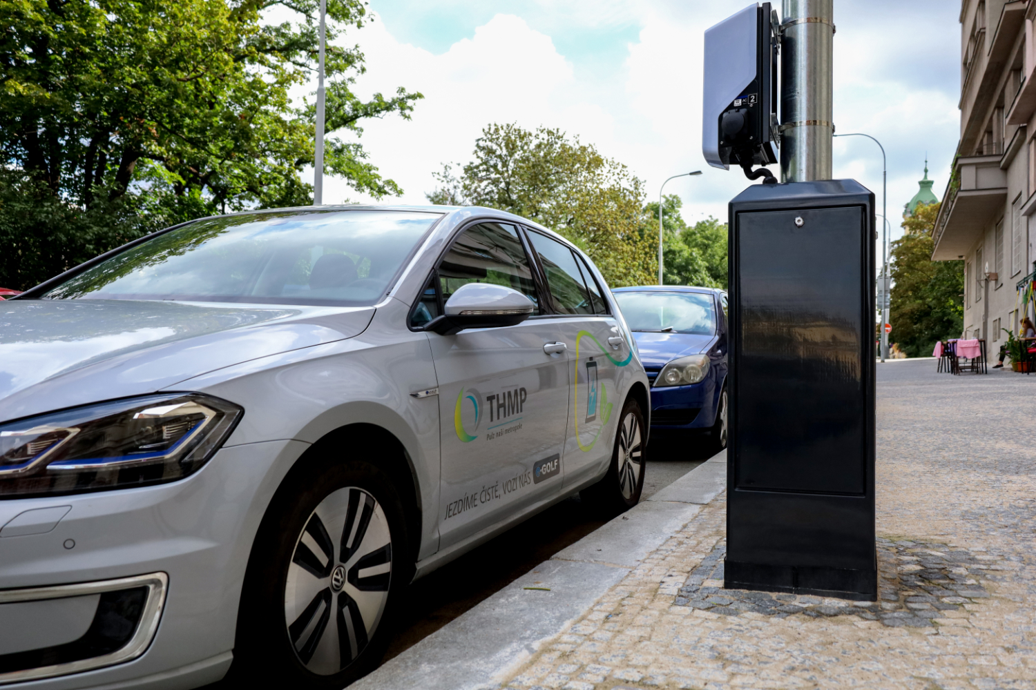 Stožáry veřejného osvětlení připravené pro dobíjení elektromobilů