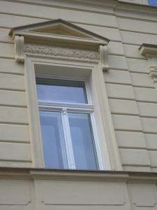 2183946_detail oken se štukovými prvky
