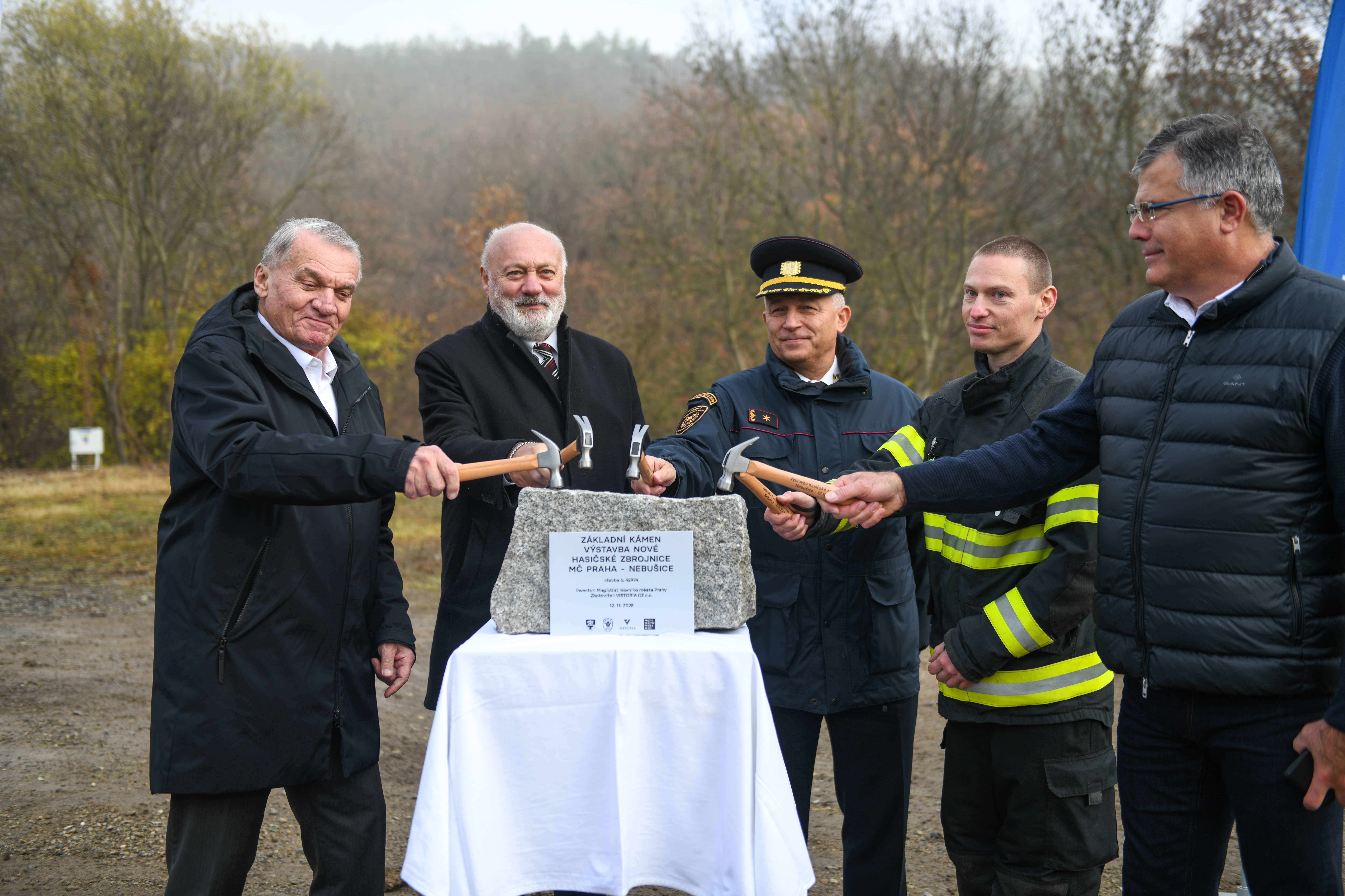 Poklepání na základní kámen hasičské zbrojnice v Nebušicích