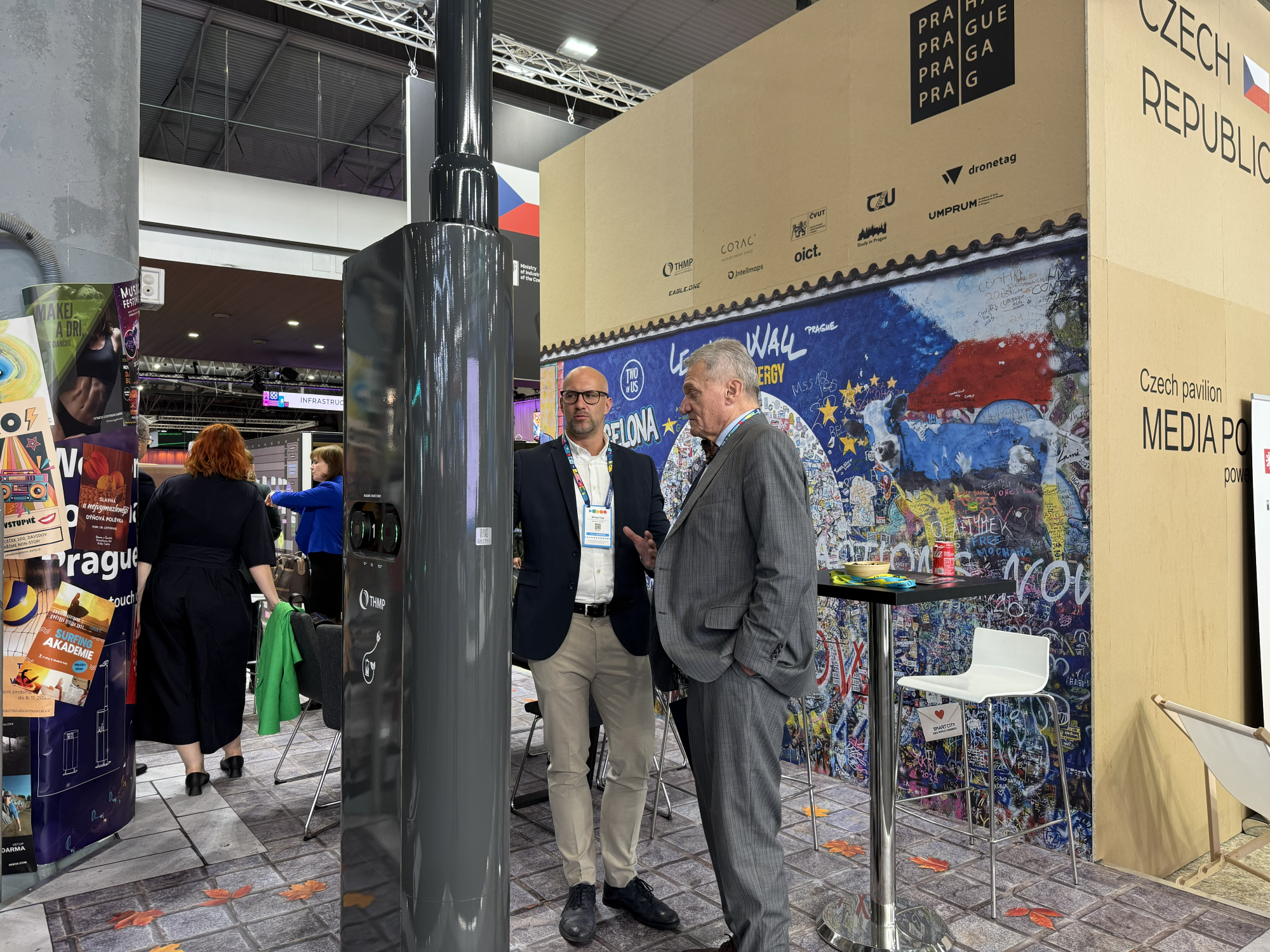 Primátor Svoboda u prototypu nabíječky elektromobilů 