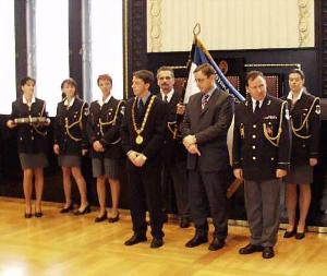 Foto MP 2 - Slavnostnímu shromáždění strážníků nechyběla ani jejich standarta. Vyznamenání předávali primátor Pavel Bém, jeho náměstek probezpečnost a legislativu Rudolf