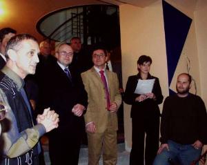 FOTO - Z tiskové konference na schodech Švandova divadla (zleva) architekt David Vávra, primátor Igor Němec, zástupce investora Jozef Macko, ředitel divadla Daniel Hrbek