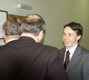 pavel_bem_pred_volebni_mistnosti_kde_se