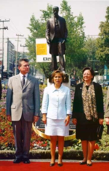 foto - Primátor hl. m. Prahy Jan Kasl, předsedkyně vlády Mexico City Rosario Robles a velvyslankyně ČR v Mexiku Věra Zemanová