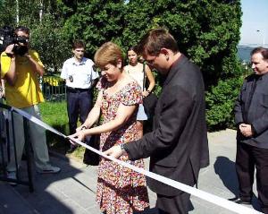 FOTO -... aby byli svědky přestřižení pásky, kterého se ujala místostarostka Prahy 12 Helena Chudomelová...