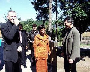 FOTO - Okamžiky před přestřižením pásky k Africkému domu - zleva ředitel zoo Petr Fejk, velvyslankyně Nigérijské republiky Miss J.J. Ayorinde a náměstek primátora Petr Šv