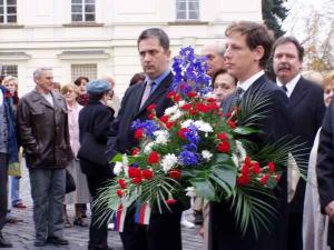 Premiér JUDr. Stanislav Gross a pražský náměstek JUDr. Petr Hulinský před sochou T.G. Masaryka na Hradčanském náměstí.