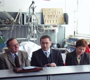 20.4.2006 - Náměstek primátora Rudolf Blažek, ředitelka školy Mária Janáková a proděkan 1. LF UK doc. Petr Bartůněk na tiskové konferenci v rámci dne ZBS ve zdravotnické