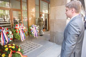 pietni_akt_pred_budovou_ceskeho_rozhlasu_03