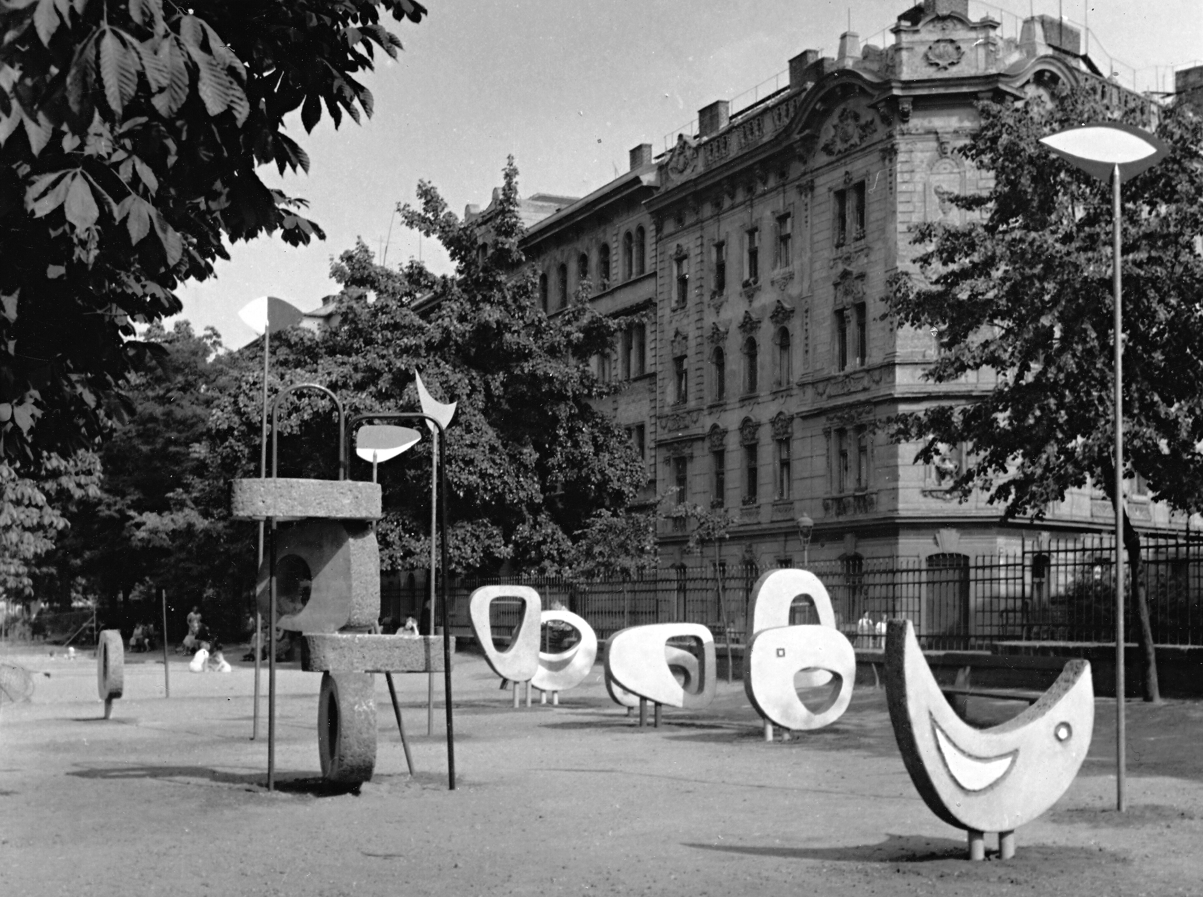 Eva Kmentová a OlbramZoubek - dětská prolézačka ve Stromovce, rok 1961