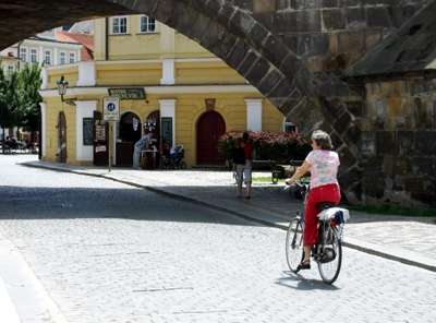 světová turistická lahůdka - cyklotrasa vede pod karlovým mostem