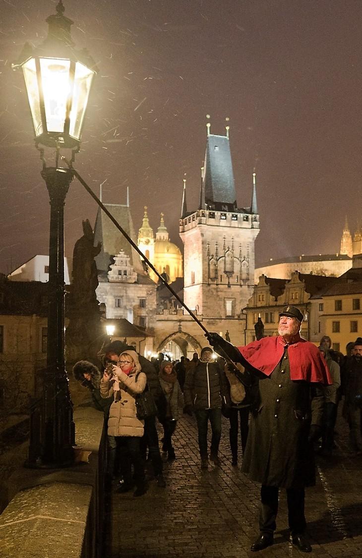 Lampář na Karlově mostě
